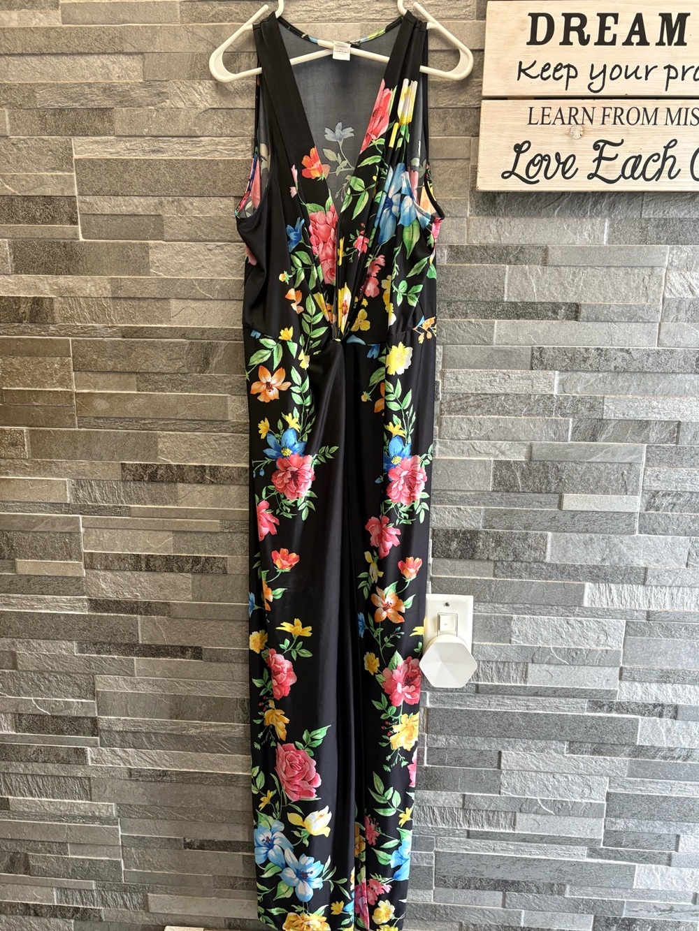VENUS Black Sleeveless Floral V-Neck maxi dress